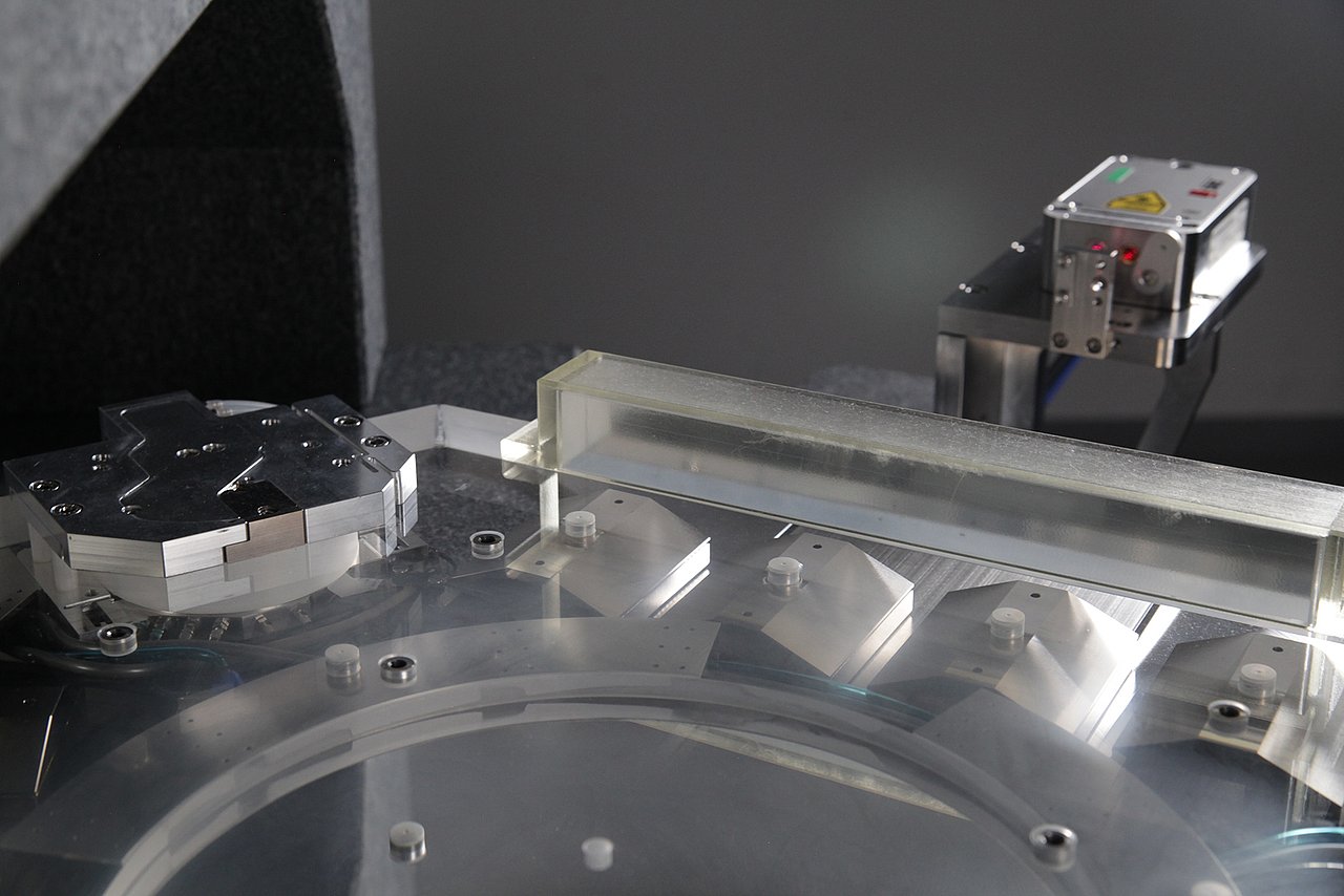 Close-up of the quartz glass slider with a metal lifting module, magnetic bridges and laser interferometer.