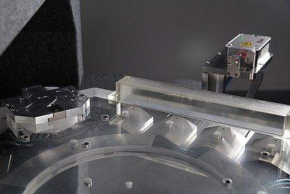 Nahaufnahme des Quarzglas-Läufers mit einem Hubmodul aus Metall, Magnetbrücken und Laserinterferometer .