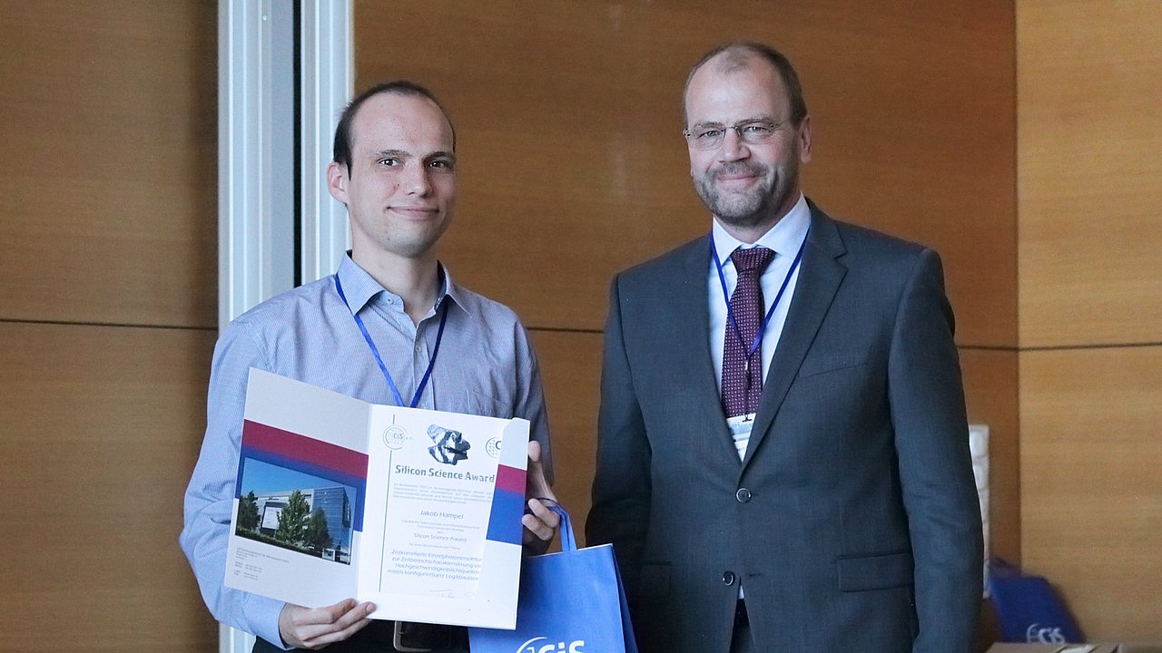 Jakob Hampel (IMMS) und Geert Brokmann (CiS e.V.) bei der Preisverleihung des Silicon-Science-Awards des CiS.