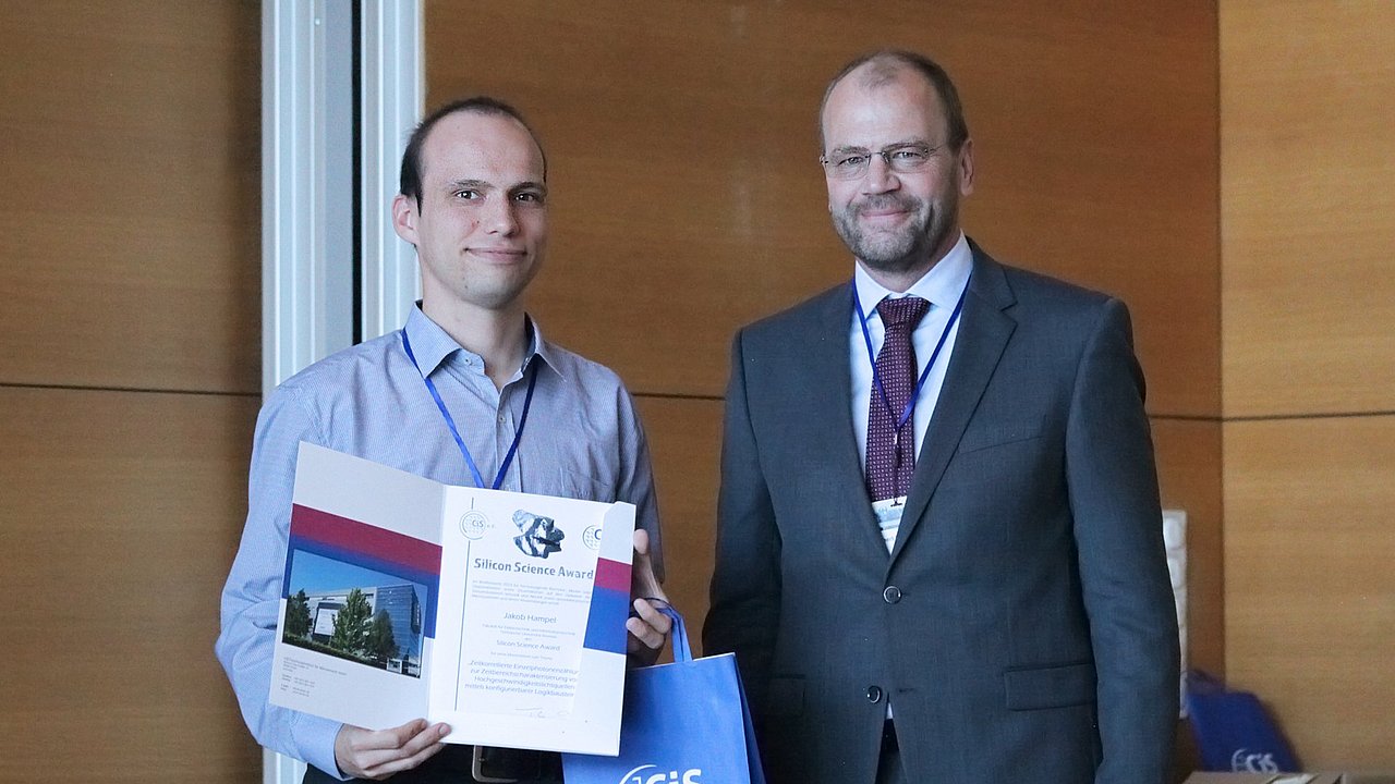 Jakob Hampel (IMMS) und Geert Brokmann (CiS e.V.) bei der Preisverleihung des Silicon-Science-Awards des CiS.