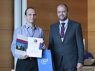 Jakob Hampel (IMMS) und Geert Brokmann (CiS e.V.) bei der Preisverleihung des Silicon-Science-Awards des CiS.