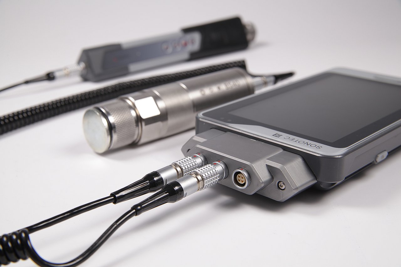 Cover photo: IMMS is developing the real-time capable platform and AI algorithms for such a mobile multi-sensor testing device for preventive maintenance in industry. More information on page 74. Photograph: IMMS. Foto: IMMS.
