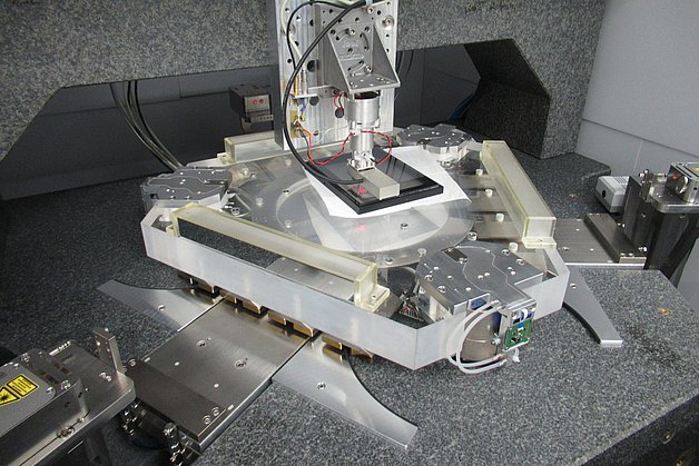 Laser-Fokussensor für unkonventionelle, laterale Messungen von Nanopositioniertischen. Foto: IMMS.