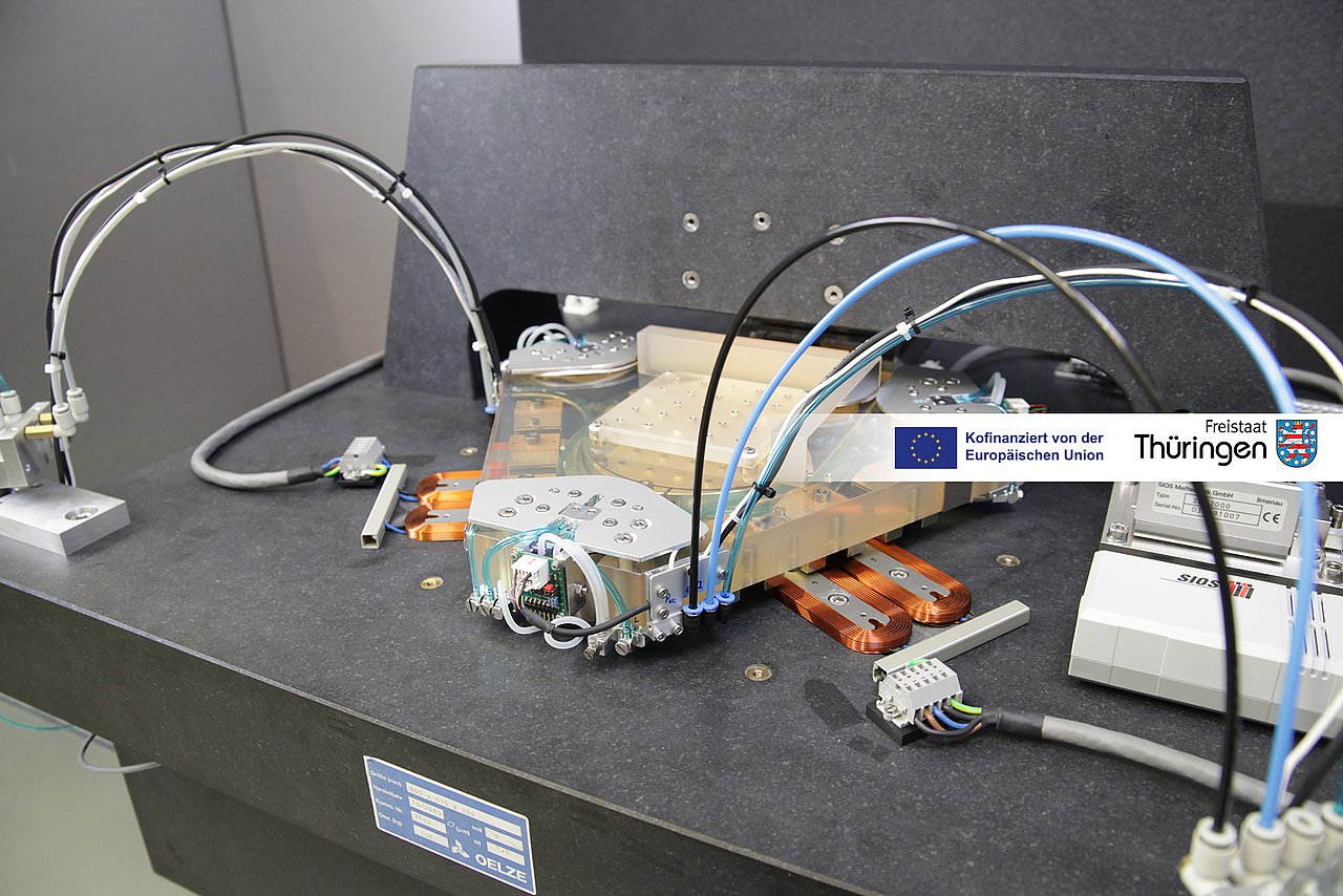 Am IMMS entwickeltes Nano-Positionier-System mit Ø100 mm x 10 mm Verfahrweg, das im Projekt MC_NPS mit einem adaptierten Signal-Prozessor-basierten Motion-Controller von SIOS für den Industrieeinsatz weiterentwickelt wird. Foto: IMMS.