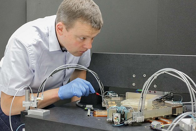 Arbeiten am integrierten 6D-Direktantrieb zur nanometergenauen räumlichen Positionierung von Objekten. Foto: IMMS.