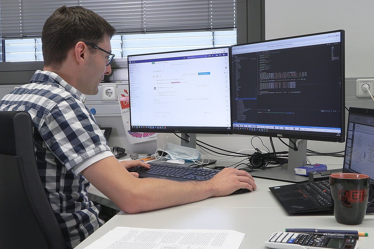 Arbeiten an KI-basierten Methoden für den Entwurf integrierter Schaltungen. Foto: IMMS.