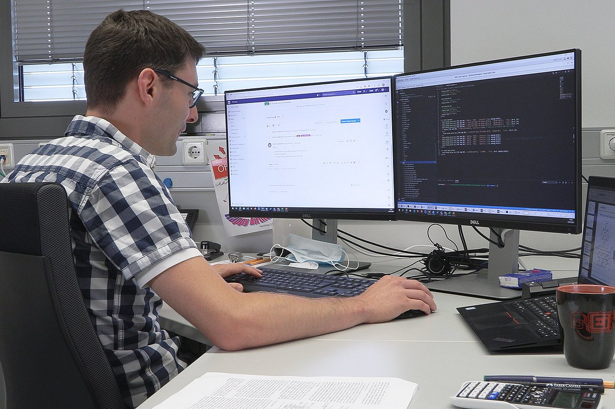 Arbeiten an KI-basierten Methoden für den Entwurf integrierter Schaltungen. Foto: IMMS.