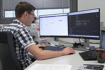 Arbeiten an KI-basierten Methoden für den Entwurf integrierter Schaltungen. Foto: IMMS.