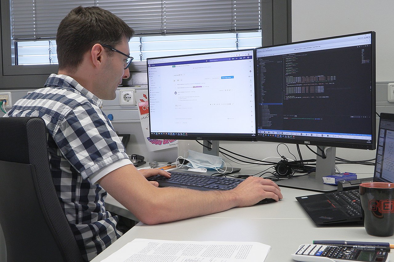 Work on AI-based methods for the design of integrated circuits. Photograph: IMMS.
