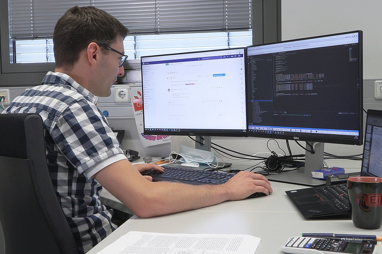 Arbeiten an KI-basierten Methoden für den Entwurf integrierter Schaltungen. Foto: IMMS.