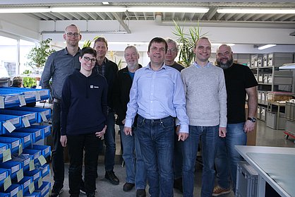 The teams from project partners SCHMEISSNER GmbH and IMMS GmbH involved in the RGBS project, which was launched in January 2026, at the kick-off meeting on 14 January 2026 in Hermsdorf. Photograph: IMMS. Seven men and one woman in a production room