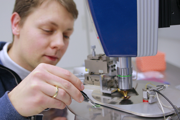 Messung von MEMS-Resonatorstrukturen mit einem Laser-Doppler-Vibrometer zur Identifikation von Longitudinalmoden. Foto: IMMS.