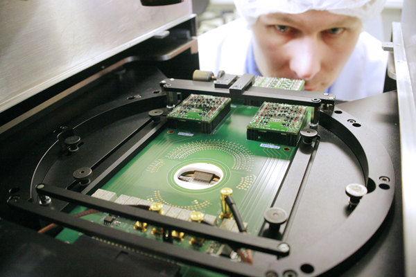 Testaufbau im Reinraum des Institutsteils Erfurt für die Prüfung eines Mikrochips. Foto: IMMS.