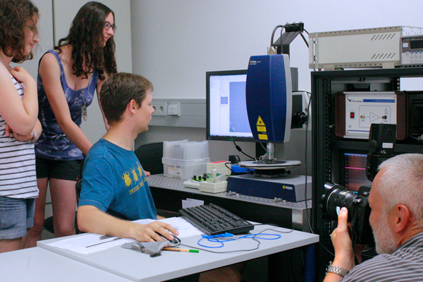 Pressetermin am IMMS mit Laborführung von Teilnehmerinnen der Sommeruniversität. Foto: IMMS.