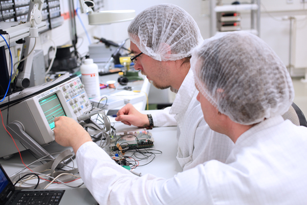 Tests for a student dissertation on a readout system for a passive RFID microsensor array, supervised by IMMS. Photograph: IMMS.