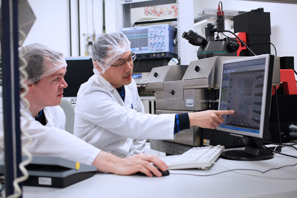APPCAS2014-Best-Paper-Preisträger bei Tests zum prämierten Temperatursensor. Details im Jahresbericht 2014. Foto: IMMS.