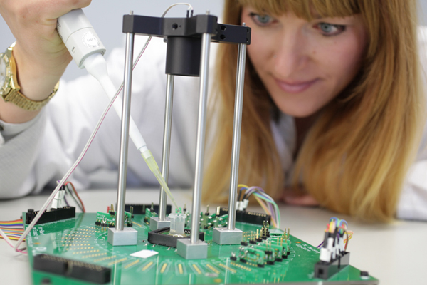 Voruntersuchungen mit einem mobilen Testsystem für die Entwicklung integrierter Systeme zur
individualisierten Krebsfrüherkennung. Foto: IMMS.