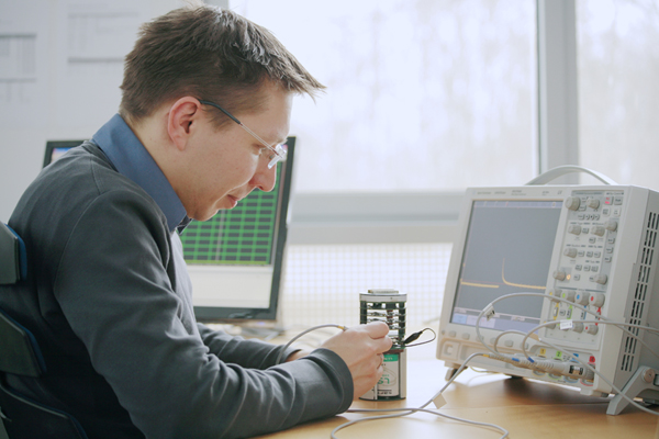 Measurements of the electronics developed by IMMS, which is part of a system that detects leaks in pipelines. Photograph: IMMS.