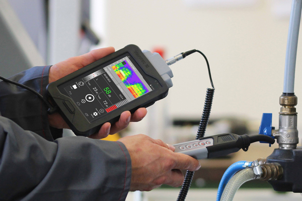 Leakage detection via ultrasound. The jointly developed SONAPHONE for Maintenance 4.0 is being mass produced by SONOTEC. Photo: SONOTEC.