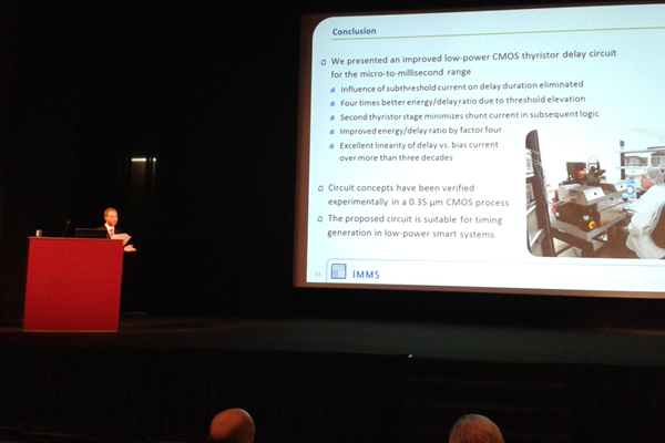 Präsentation von Forschungsergebnissen auf der Konferenz ESSCIRC 2014 in Venedig. Foto: IMMS.