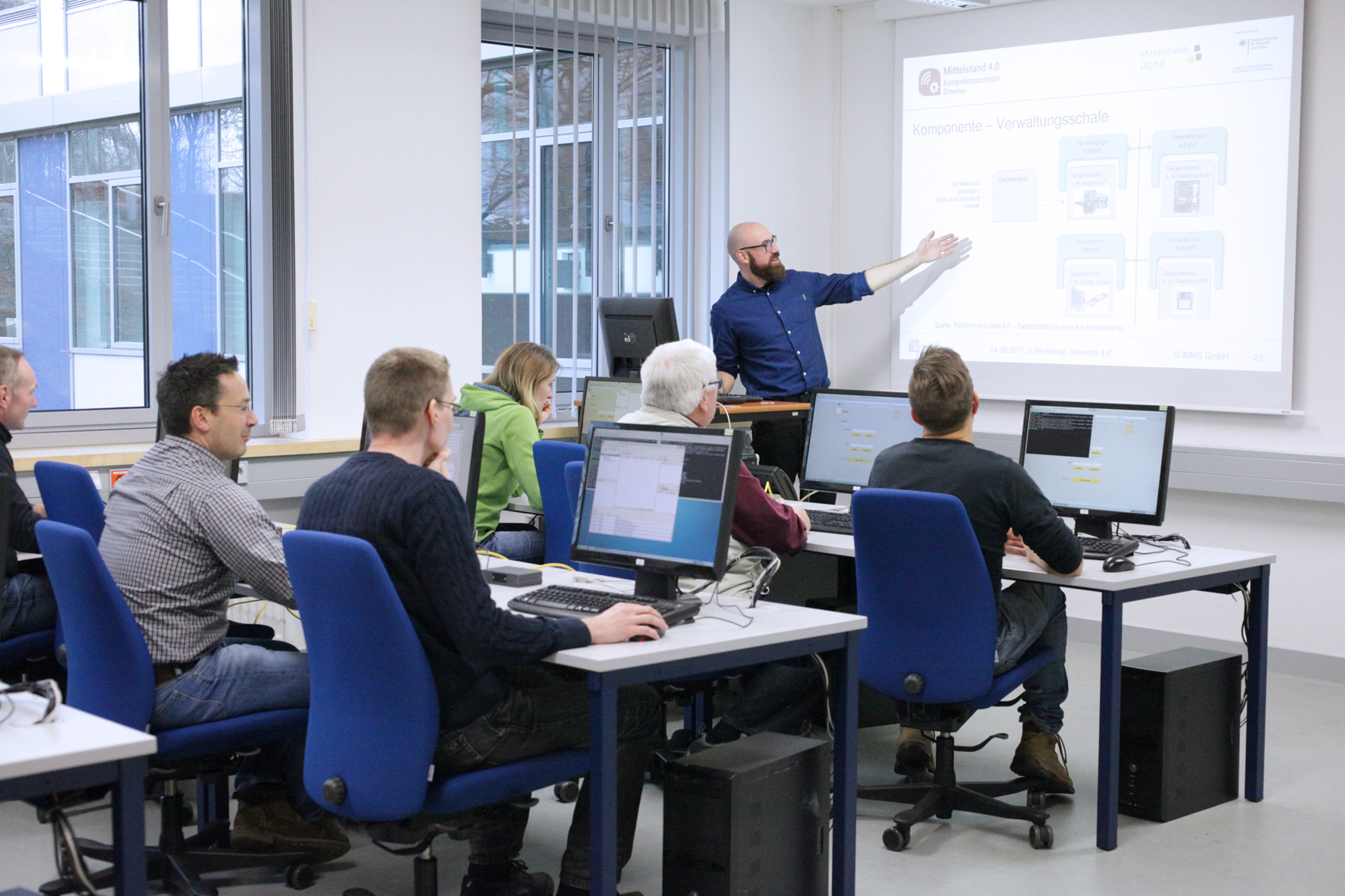 Kostenfreie Workshops am IMMS: Mit Praxisbeispielen wird gezeigt, wie sich Maschinen und Anlagen durch vernetzte Sensorik nachrüsten lassen. Foto: IMMS.