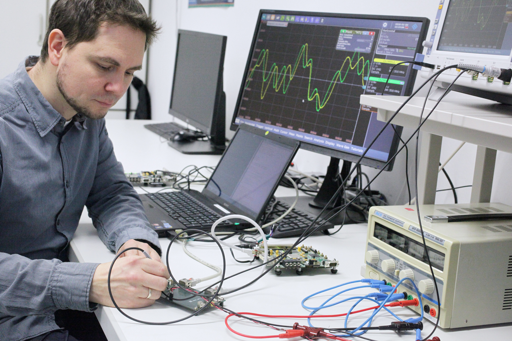 Beispiel für eine I4.0-Testumgebung: Voruntersuchungen für Lösungen, mit denen sich Datenleitungen in laufenden Industrieanlagen kostengünstig und kontinuierlich auf Fehler überprüfen lassen. Foto: IMMS.