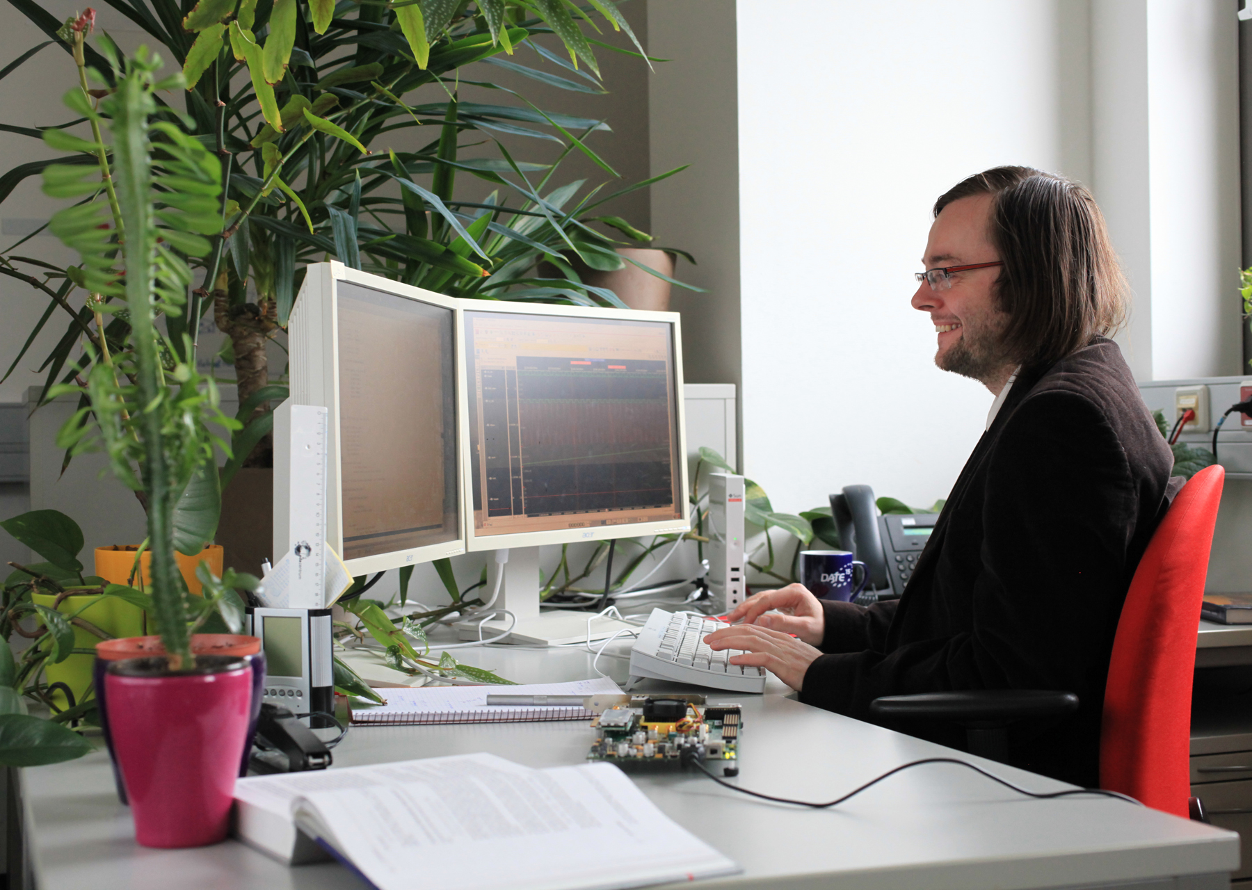 Nutzen Sie für Ihre komplexen Schaltungen und Systeme unsere Methoden, Tools und Beratung, um effizient zum Ziel zu kommen. Foto: IMMS.